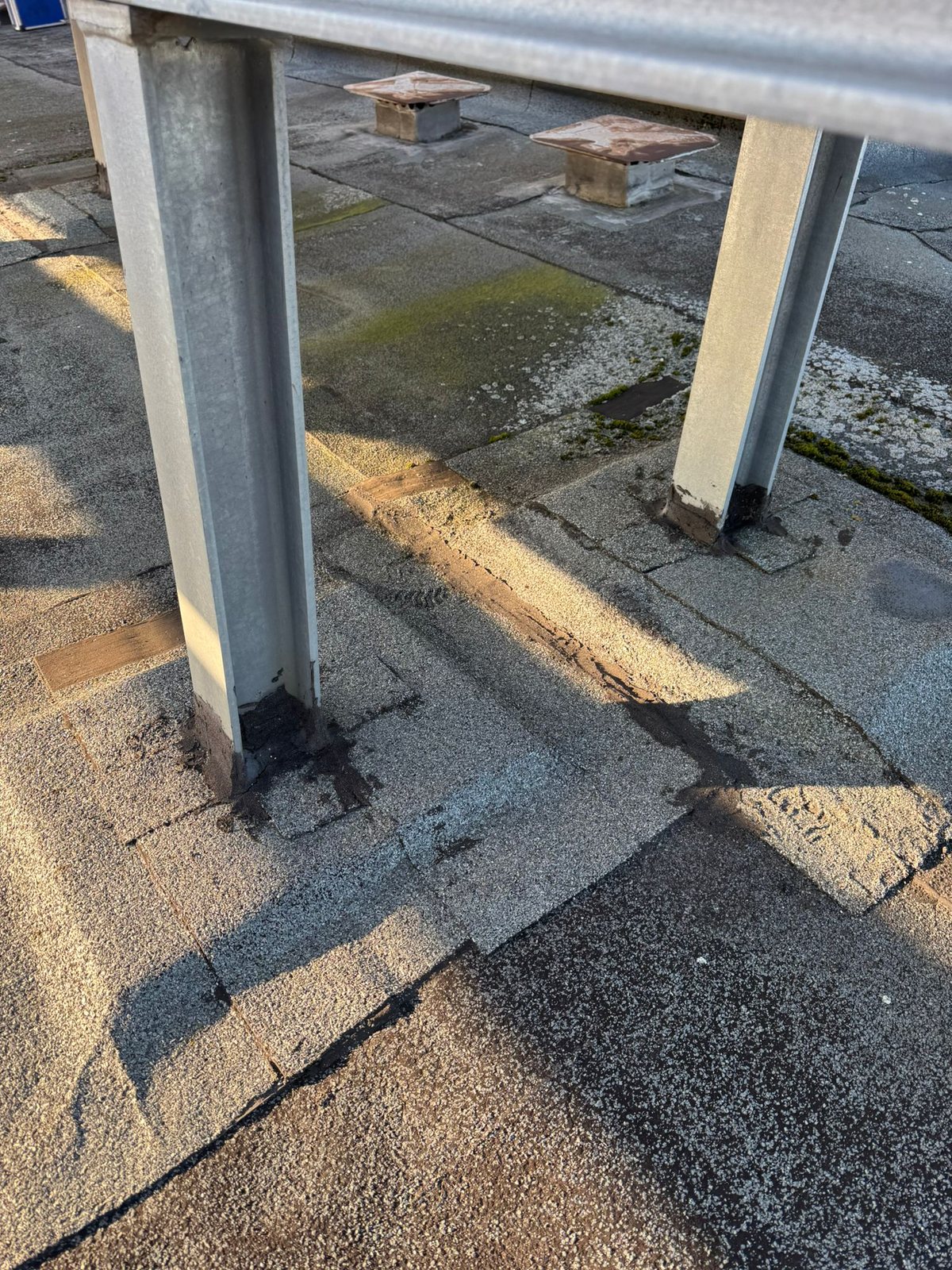 Geländeranschluss am Flachdach